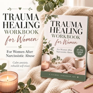 Op de afbeelding: Een boek getiteld Trauma Healing Workbook for Women: For Women After Narcissistic Abuse. De kaft heeft een groen en wit ontwerp met een 20-Day Guided PDF-badge, een kaars, een mok en een plant. De tekst luidt A Calmer, Stronger You.