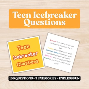 Puede incluir: Un conjunto de tarjetas Teen Icebreaker Questions que incluye una tarjeta amarilla con el título y una tarjeta blanca que enumera cinco categorías: Scenario, Feelings, Would You Rather, About You y Future. El texto inferior dice 100 QUESTIONS - 5 CATEGORIES - ENDLESS FUN.