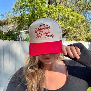 Gorra de camionero bordada con el equipo de beber del día del juego