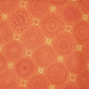 Peut inclure: Un tissu rouge avec un motif répétitif de formes de soleil orange et jaunes. Les formes sont soulignées d'un orange plus foncé et ont une variété de motifs à l'intérieur.
