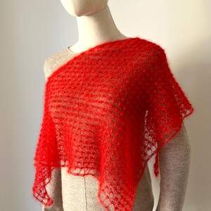 Châle écharpe triangel femme tricoté main en laine de mohair et soie maille aérée rouge coquelicot personnalisable bild 7