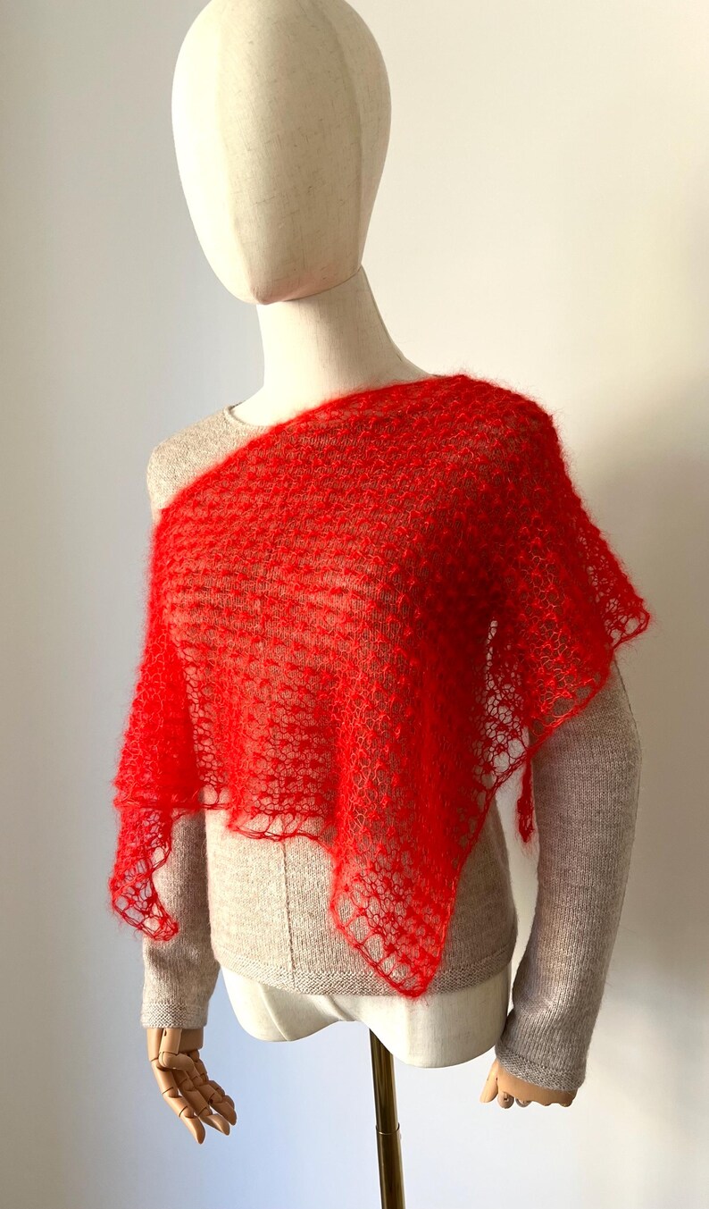 Châle écharpe triangel femme tricoté main en laine de mohair et soie maille aérée rouge coquelicot personnalisable bild 7