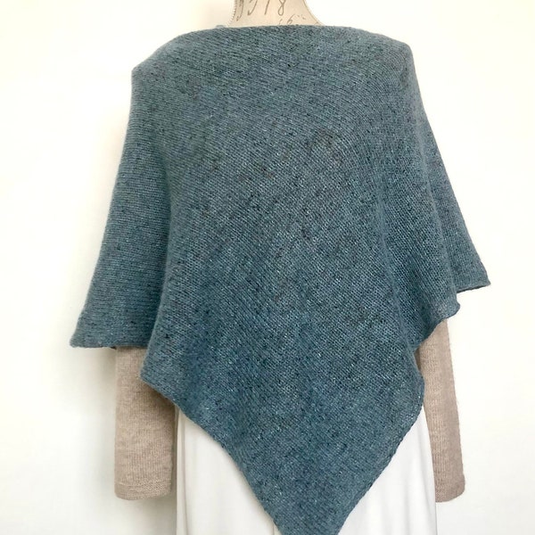 Poncho châle sans col femme tricotée main en laine et alpaga bleu jean effet tweet