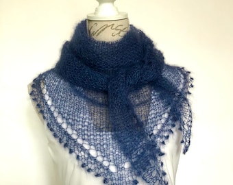 Châle écharpe triangle femme tricotée main en mohair et soie maille aérée et bordure picot bleu marine personnalisable