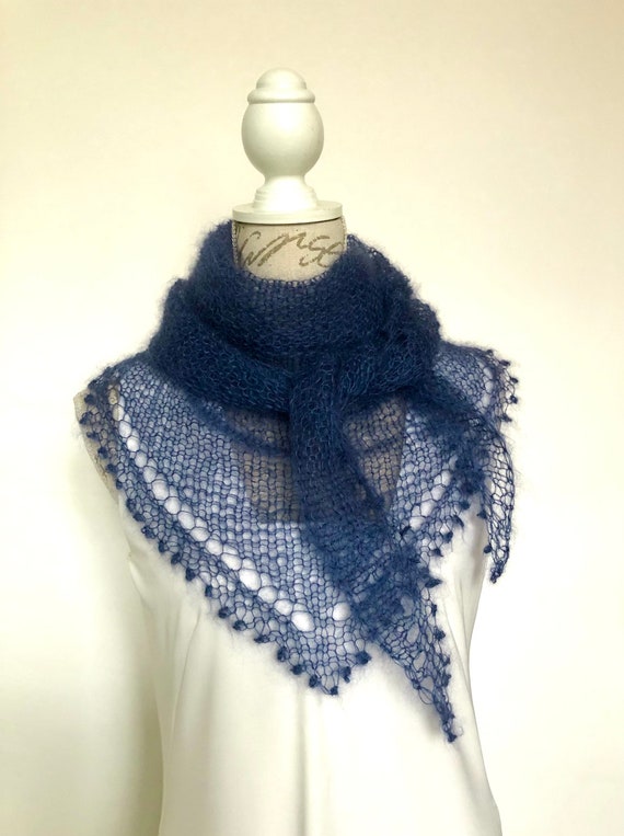 Châle écharpe triangle femme tricotée main en mohair et soie maille aérée et bordure picot bleu marine personnalisable