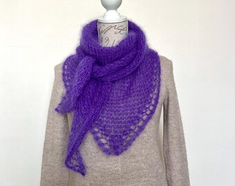 Châle écharpe triangle femme tricoté main en mohair et soie lilas ou violet - élégant et luxueux