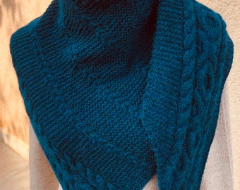 Châle écharpe triangle femme avec les torsades tricoté main en laine couleur bleu canard teal pétrole