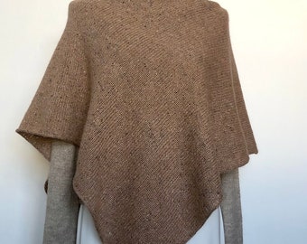 Poncho châle sans col femme tricotée main en laine et alpaga beige camel effet tweet