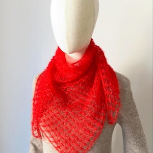 Châle écharpe triangel femme tricoté main en laine de mohair et soie maille aérée rouge coquelicot personnalisable bild 2