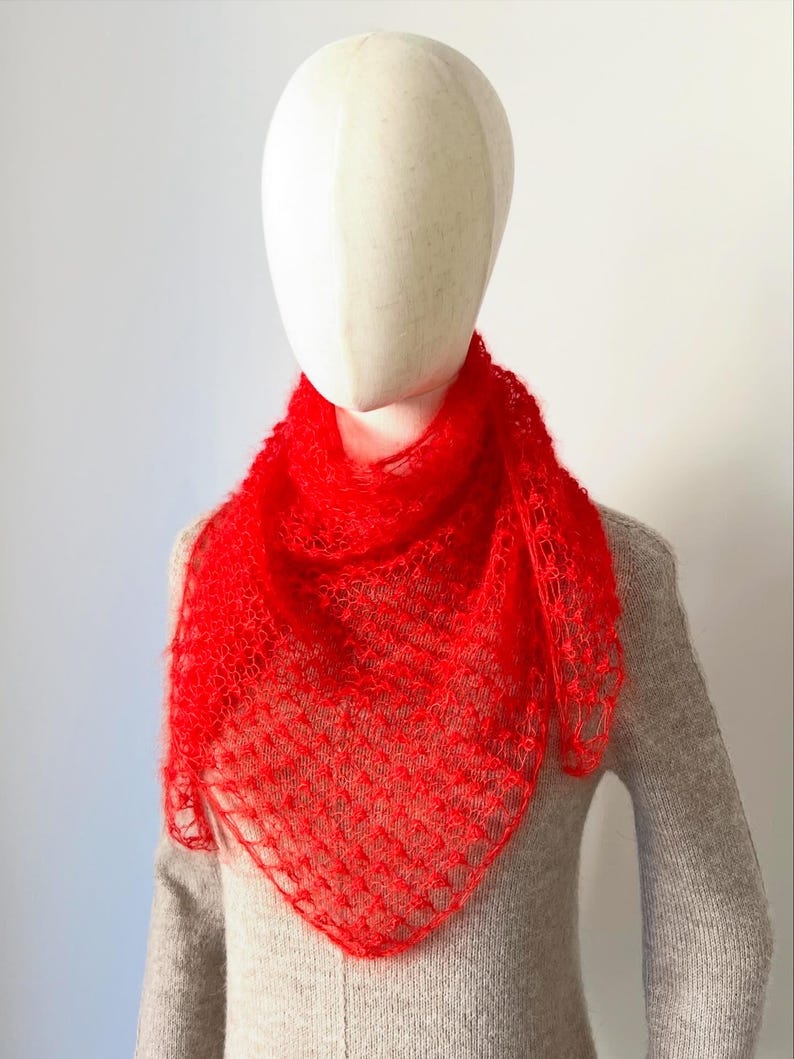 Châle écharpe triangel femme tricoté main en laine de mohair et soie maille aérée rouge coquelicot personnalisable bild 2