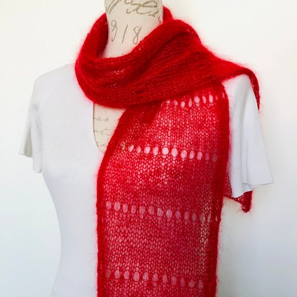 Echarpe foulard femme tricotée main en mohair et soie en maille aérée rouge personnalisable