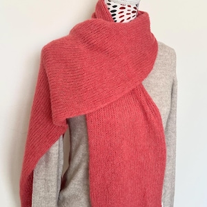 Etole écharpe foulard tricotée main en alpaga et soie couleur corail personnalisable