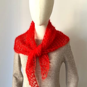 Châle écharpe triangel femme tricoté main en laine de mohair et soie maille aérée rouge coquelicot personnalisable bild 1