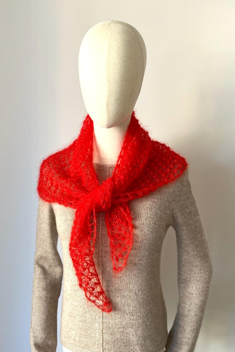 Châle écharpe triangel femme tricoté main en laine de mohair et soie maille aérée rouge coquelicot personnalisable bild 1