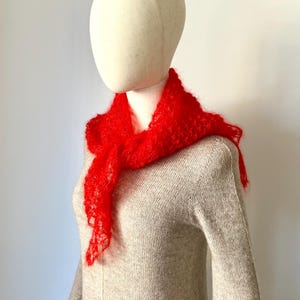 Châle écharpe triangel femme tricoté main en laine de mohair et soie maille aérée rouge coquelicot personnalisable bild 5