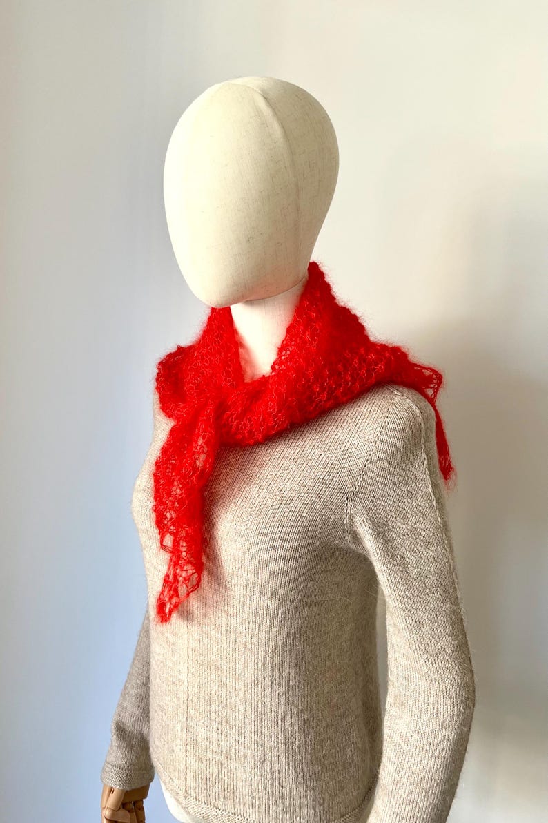 Châle écharpe triangel femme tricoté main en laine de mohair et soie maille aérée rouge coquelicot personnalisable bild 5