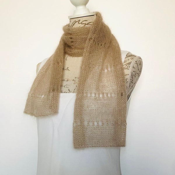 Echarpe foulard femme tricotée main en mohair et soie en maille aérée beige clair doré personnalisable