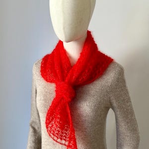 Châle écharpe triangel femme tricoté main en laine de mohair et soie maille aérée rouge coquelicot personnalisable bild 3