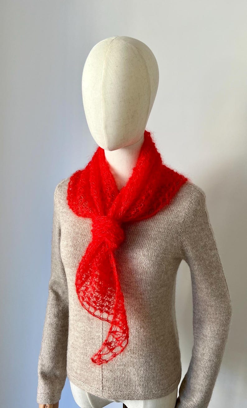 Châle écharpe triangel femme tricoté main en laine de mohair et soie maille aérée rouge coquelicot personnalisable bild 3