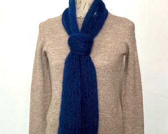 Écharpe foulard femme tricotée main en mohair et soie en maille aérée bleu marine personnalisable
