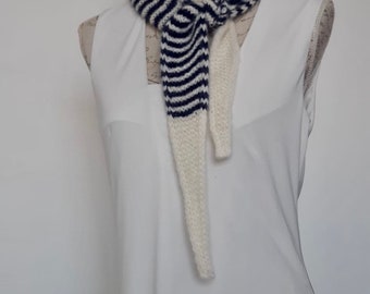 Foulard écharpe châle chèche tricoté main en baby alpaga couleur blanc bleu marinière