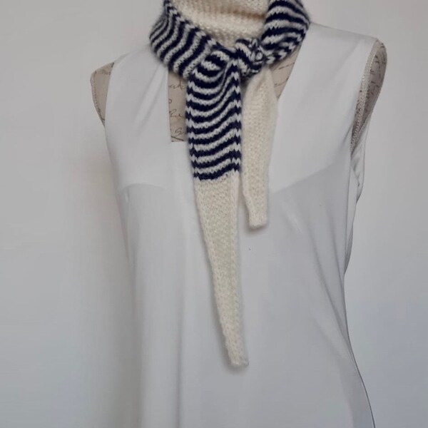 Foulard écharpe châle chèche tricoté main en baby alpaga couleur blanc bleu marinière