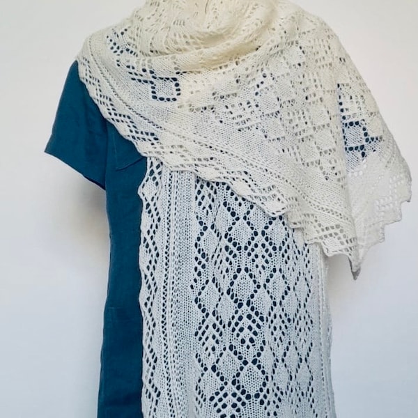 Grande étole écharpe châle de mariage tricotée main en laine vierge blanc écru motif dentelles
