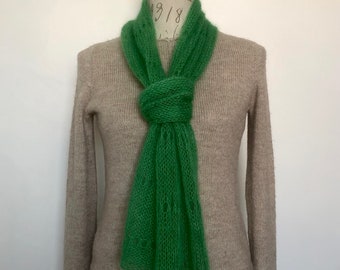 Écharpe foulard femme tricotée main en mohair et soie en maille aérée verte émeraude personnalisable