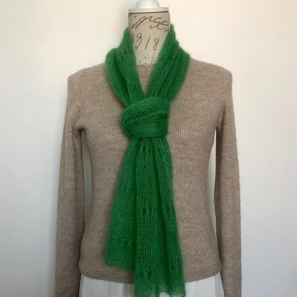 Echarpe foulard femme tricotée main en mohair et soie en maille aérée vert émeraude personnalisable