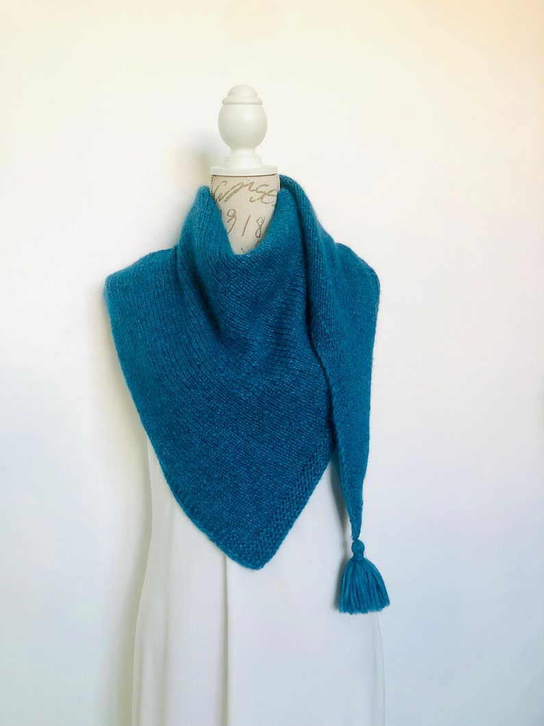 Châle écharpe triangle asymétrique femme avec pompon tricotée main en laine baby alpaga couleur personnalisable image 3