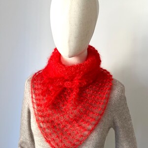 Châle écharpe triangel femme tricoté main en laine de mohair et soie maille aérée rouge coquelicot personnalisable bild 4