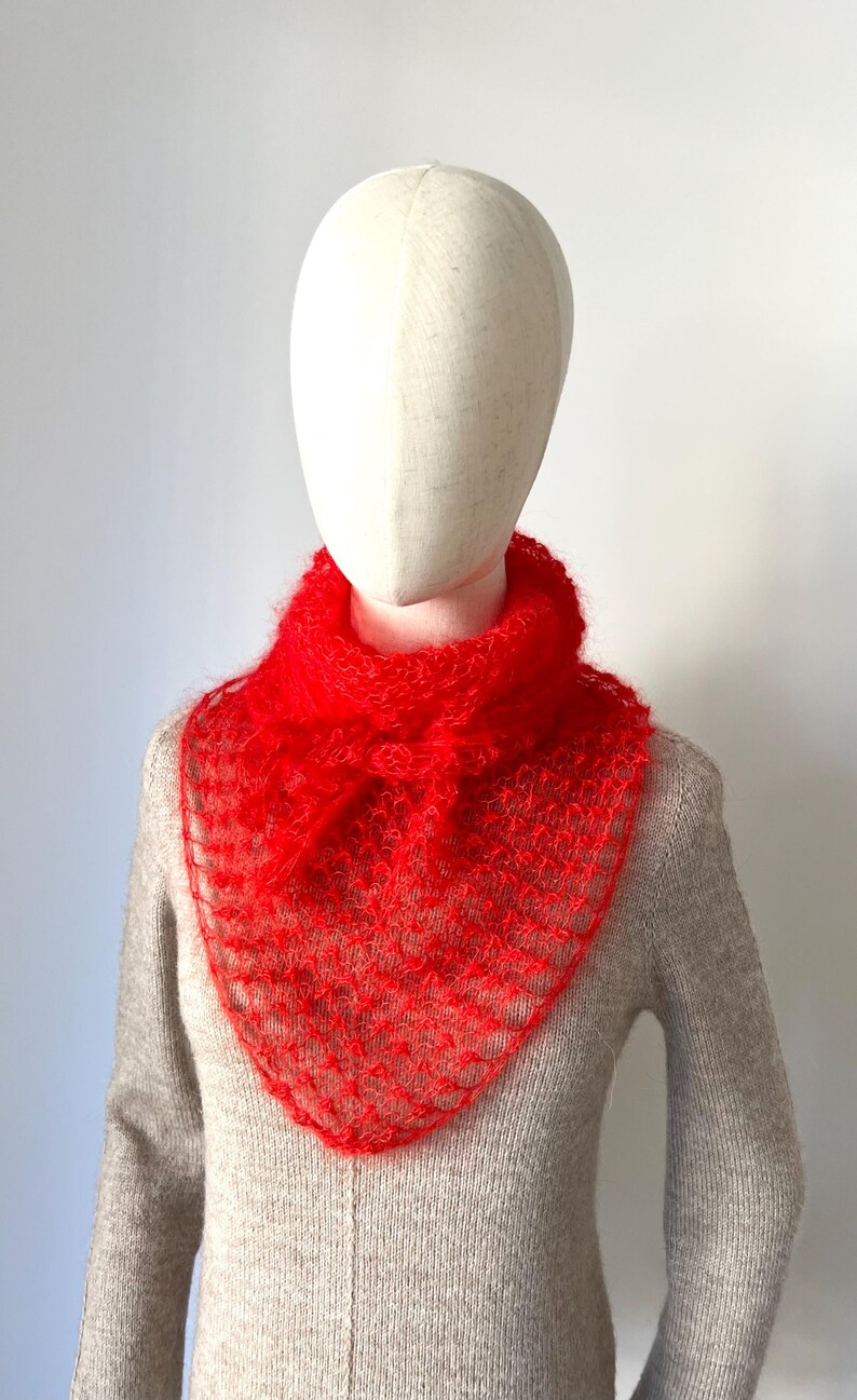 Châle écharpe triangel femme tricoté main en laine de mohair et soie maille aérée rouge coquelicot personnalisable bild 4