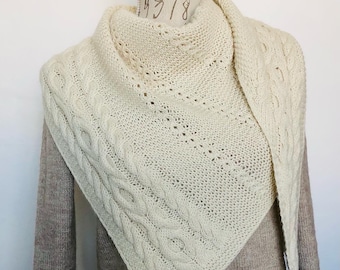Châle écharpe triangle femme avec les torsades tricoté main en laine couleur blanc écru ou naturel
