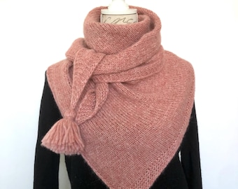 Châle écharpe triangle asymétrique femme avec pompon tricotée main en laine baby alpaga couleur rose beige personnalisable