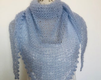 Châle écharpe triangle femme tricotée main en maille aérée avec bordure picot en mohair et soie