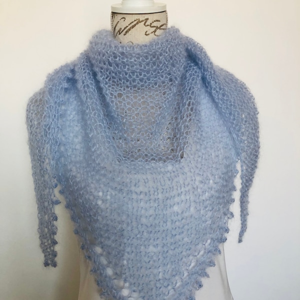 Châle écharpe triangle femme tricotée main en maille aérée avec bordure picot en mohair et soie