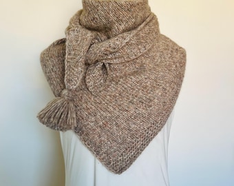 Châle écharpe triangle asymétrique femme avec pompon tricotée main en laine baby alpaga couleur beige grège ou gris personnalisable