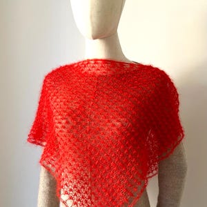 Châle écharpe triangel femme tricoté main en laine de mohair et soie maille aérée rouge coquelicot personnalisable bild 8