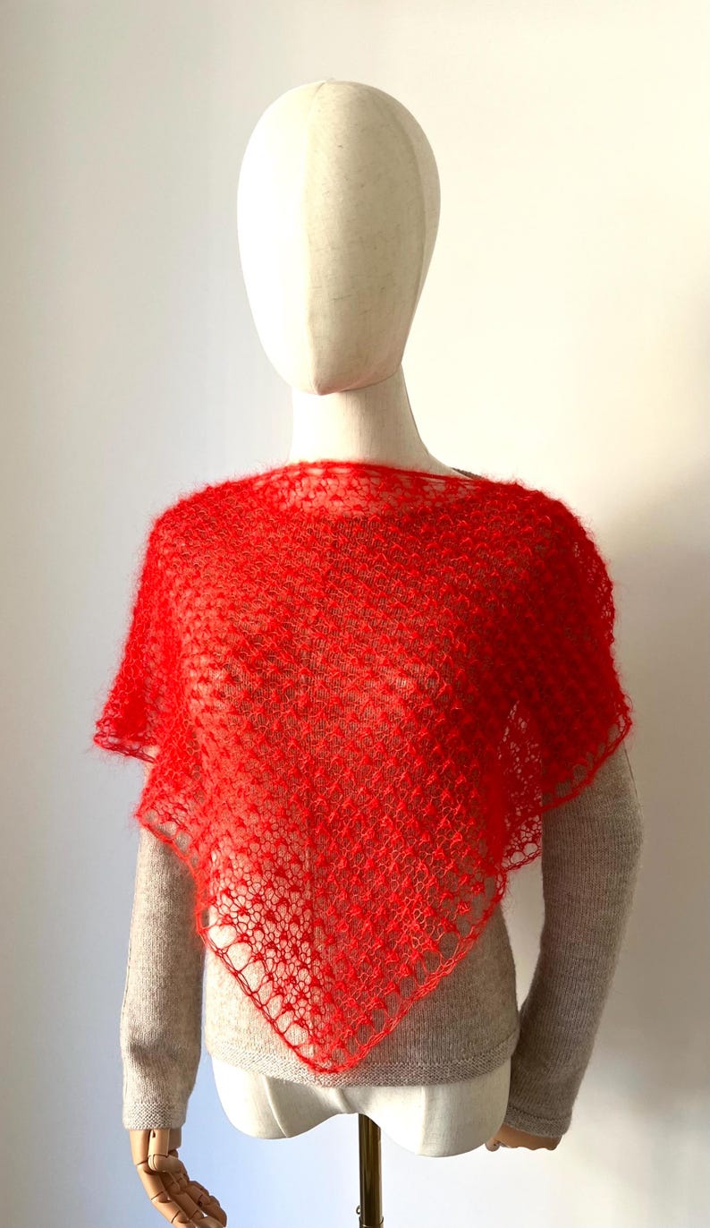 Châle écharpe triangel femme tricoté main en laine de mohair et soie maille aérée rouge coquelicot personnalisable bild 8