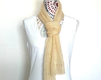 Écharpe foulard femme tricotée main en mohair et soie en maille aérée vanille crème jaune claire personnalisable
