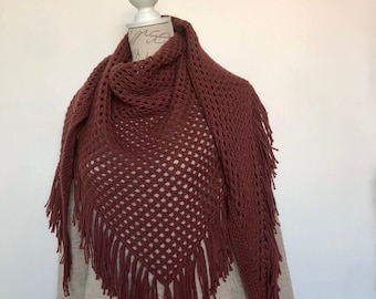 Foulard châle écharpe triangle à franges femme motif ajouré tricoté main en laine alpaga couleur bordeaux marron