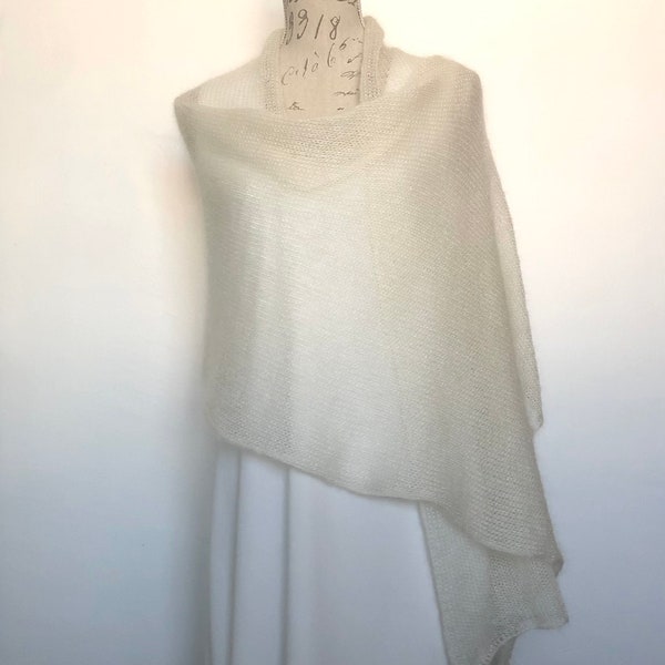 Grande étole châle de mariage écharpe foulard tricotée main en mohair et soie couleur blanc écru personnalisable