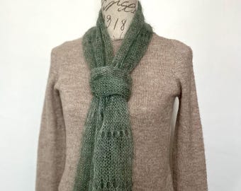 Écharpe foulard femme tricotée main en mohair et soie en maille aérée vert gris sauge personnalisable