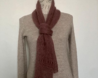 Écharpe foulard femme tricotée main en mohair et soie en maille aérée mauve personnalisable