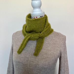 Écharpe Sophie foulard tricotée main en bébé alpaga vert olive ou pistache personnalisable