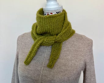Écharpe Sophie foulard tricotée main en bébé alpaga vert olive ou pistache personnalisable