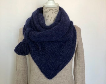Châle écharpe triangle asymétrique femme avec pompon tricoté main en laine baby alpaga couleur bleu marine personnalisable