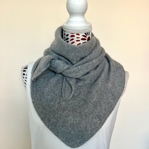 Châle écharpe triangle foulard femme tricoté main en pure cachemire gris moyen personalisable