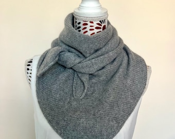 Foulard triangle châle écharpe femme tricoté principal en pur cachemire gris moyen personnalisable