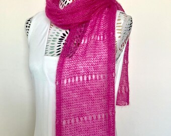 Écharpe foulard femme tricotée main en mohair et soie en maille aérée rose fuchsia personnalisable